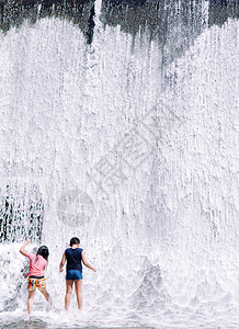 2012年11月24日菲律宾圣巴勃罗孩子们在凯松蒂昂菲律宾圣巴勃罗埃斯库德罗别墅的瀑布里玩耍图片