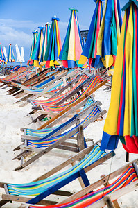 沙滩上彩色的沙滩椅图片