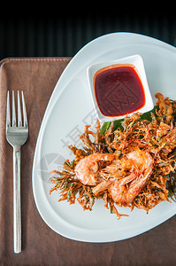 深油炸虾和蔬菜辣椒酱在美丽的盘子上图片