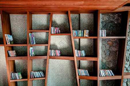 图书馆中现代木制架的籍和教科图片