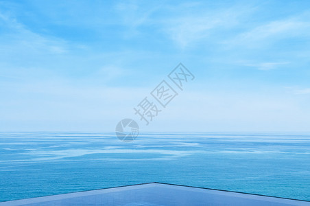 具有热带蓝海和清空的热带蓝海和清空的无限边缘池以复制空间拍摄宽角图片