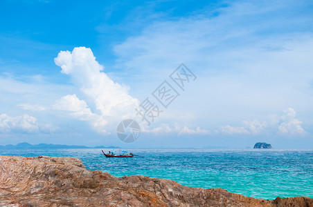 夏季有水晶清和船的岩石海滩图片