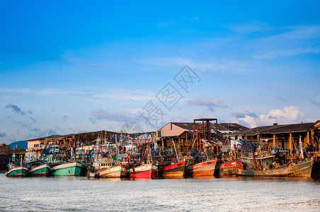 渔船码头渔船停靠在泰国港口背景