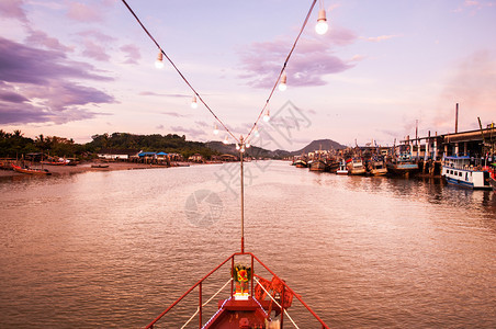 船只停靠在泰国兰东省港口图片