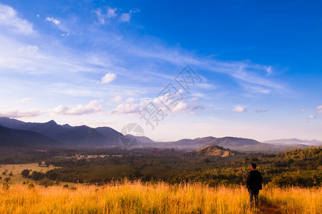 一个男人在金草地和清晨的兰东泰王国景象图片