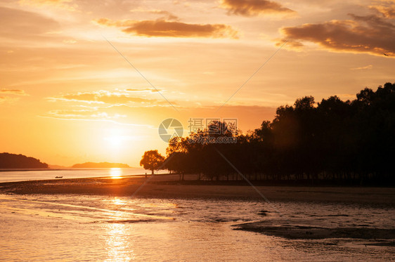 日落在拉农省湾泰国夕阳下的西尔豪特海滩图片