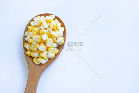 白背景的玉米种子图片