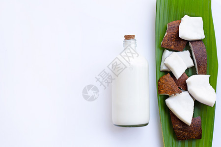 白底带椰子牛奶的图片