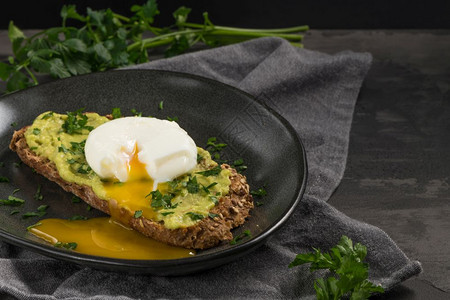 avocd三明治配有poached蛋avocd和鸡蛋在烤面包上健康早餐或零食复制空间图片