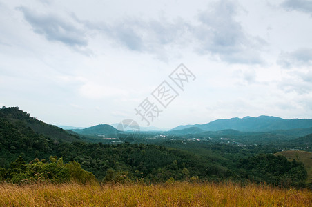 从高华山顶或的兰东河谷城市风景图片