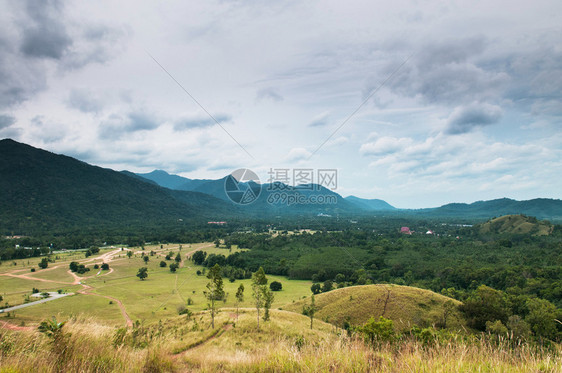 秃头山或草地的空中视线当地称为华或河或图片