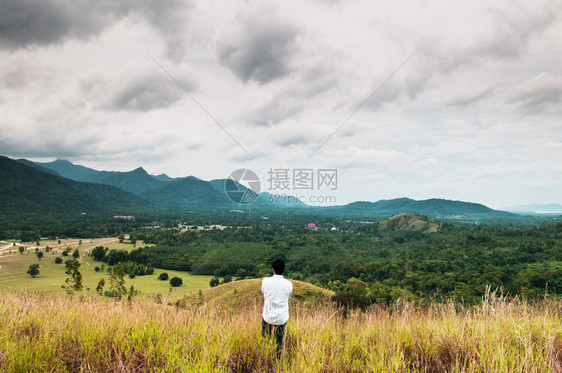 鸟瞰秃山或草山当地称为khaohualon或phukhaoya拉农泰国图片