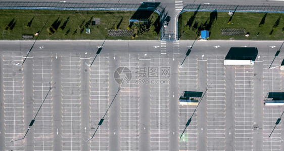 无人机空中观察停车场视图图片