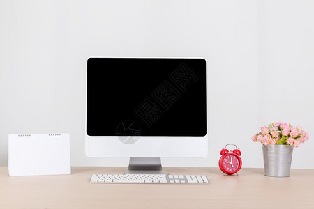 表格上有空白屏幕的计算机舒适的工作场所白色背景上有附件图片