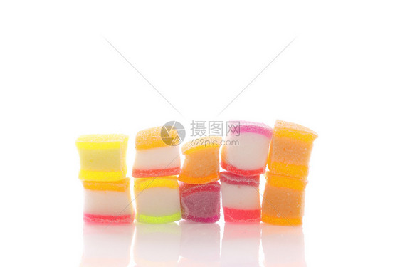 白色背景中孤立的彩色方体果冻糖图片