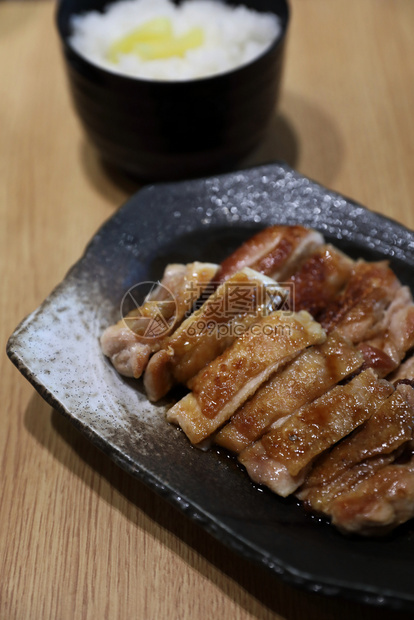 日本料理鸡肉木底米饭图片