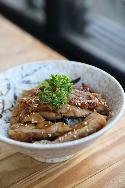 日本料理鸡肉木底米饭图片