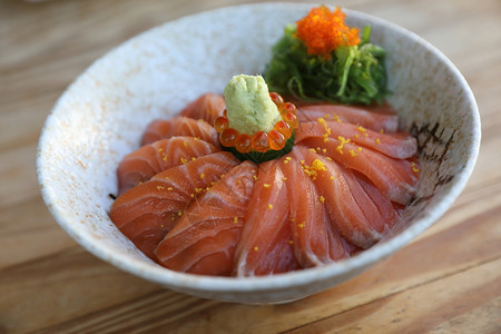 日式料理野生鲑鱼寿司图片