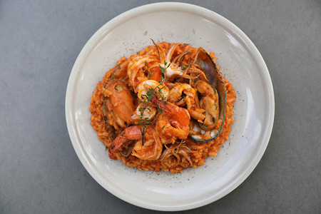 海鲜烩饭配贻贝虾和鱿鱼意大利美食图片