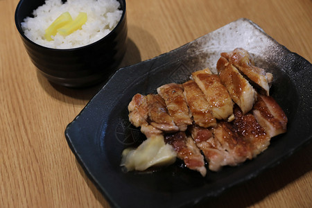 日本料理鸡肉木底米饭图片