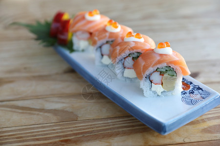 寿司卷上面有三文鱼日本菜图片