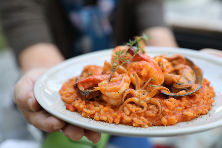 海鲜烩饭配贻贝虾和鱿鱼意大利手工食品图片