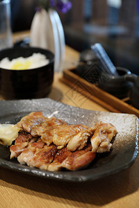 日本料理木底红烧鸡饭图片