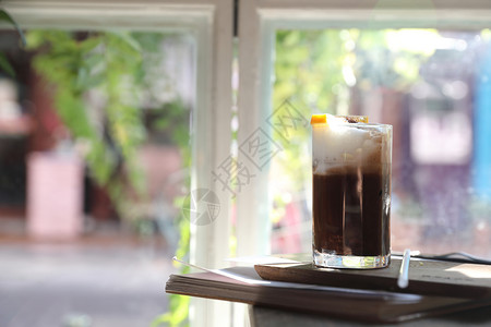 美式咖啡馆木本底含橙色的黑冰咖啡背景