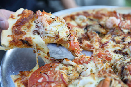 海鲜披萨与贝壳鱿鱼虾和番茄意大利菜图片