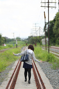 与乡村公园的女学生肖像图片