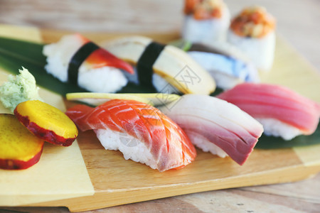近视图木板盘子上的海鲜寿司图片