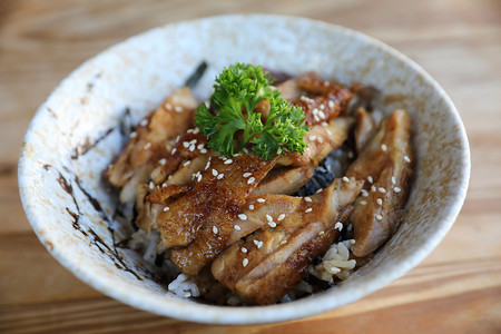 日本料理木底红烧鸡饭背景