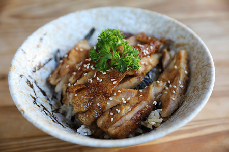 日本料理木底红烧鸡饭图片