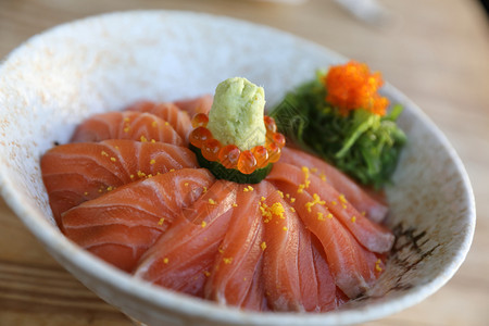 野生鲑鱼寿司木本日食图片