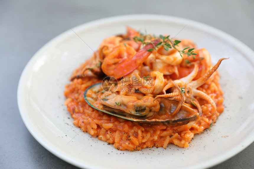 海鲜烩饭配贻贝虾和鱿鱼意大利菜图片