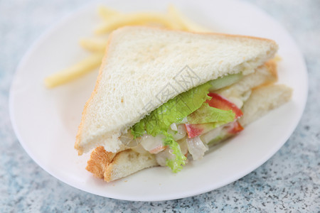 鸡肉三明治加沙拉图片