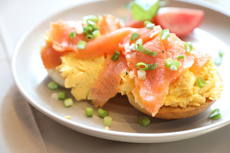 炒鸡蛋和熏鲑鱼烤面包早餐食物图片