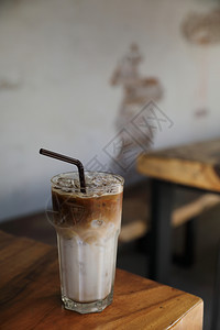 咖啡店的木材上冰拿铁咖啡因店图片