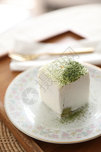 绿色茶叶蛋糕意大利式甜点图片