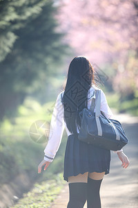 穿着长得像樱花的日本女学生自然走道图片