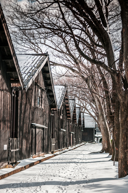 古老的日本黑仓库冬季雪和树木线上的日本黑仓库沙卡塔约索科亚马塔铁矿石雅潘图片