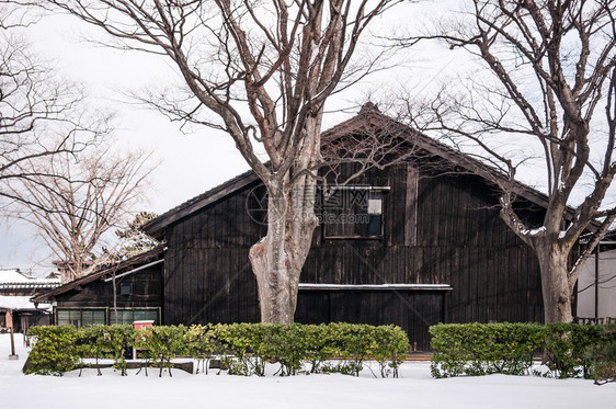 寒雪中古老的日本黑仓库图片