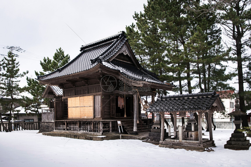 冬天被大雪覆盖里面的寺庙图片