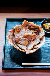 不过一个日本人烤猪肉碗饭加面一人食烤猪肉面汤背景图片