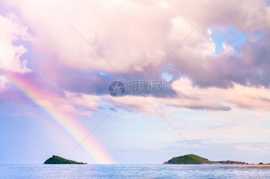 海峡面上的彩虹图片