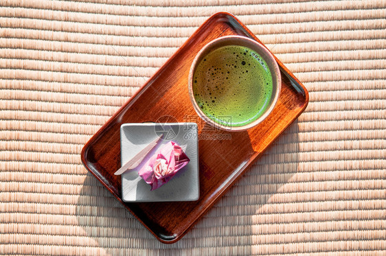 青茶塔米垫上的日本绿色茶图片