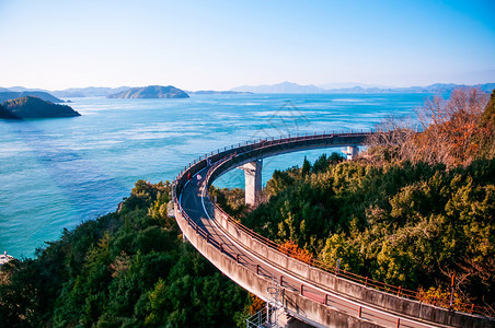 Kursimakyo桥上的自行车路线横跨内海ehimjapn背景图片