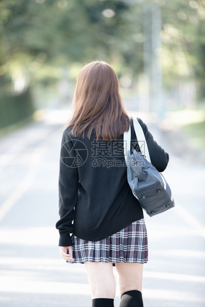 在公园户外电影陈年风格上行走的女学生服装肖像图片