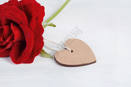 红玫瑰有情人节日卡心形爱的概念白木背景图片