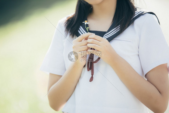 以鲜花电影古代风格制作的亚裔女学生服装肖像图片